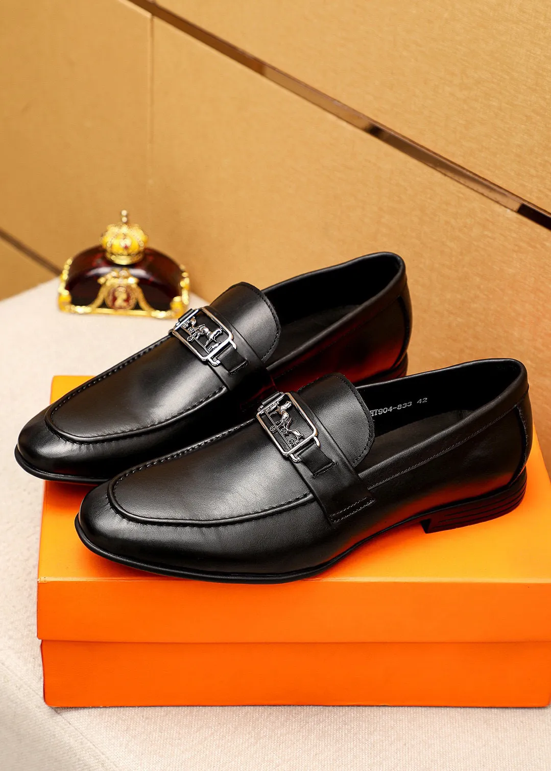 Men's shoes 💰460 💐 Product trademark: HERMES "Hermès" fashion leather shoes Regular size: 39-44 (38.45.46🉑️Customized) Product materials: Selected imported first-layer cowhide upper + classic hardware buckle, imported water-dyed cowhide lining. Strong three-dimensional visual effect, rubber outsole Color: 1⃣️color optional
